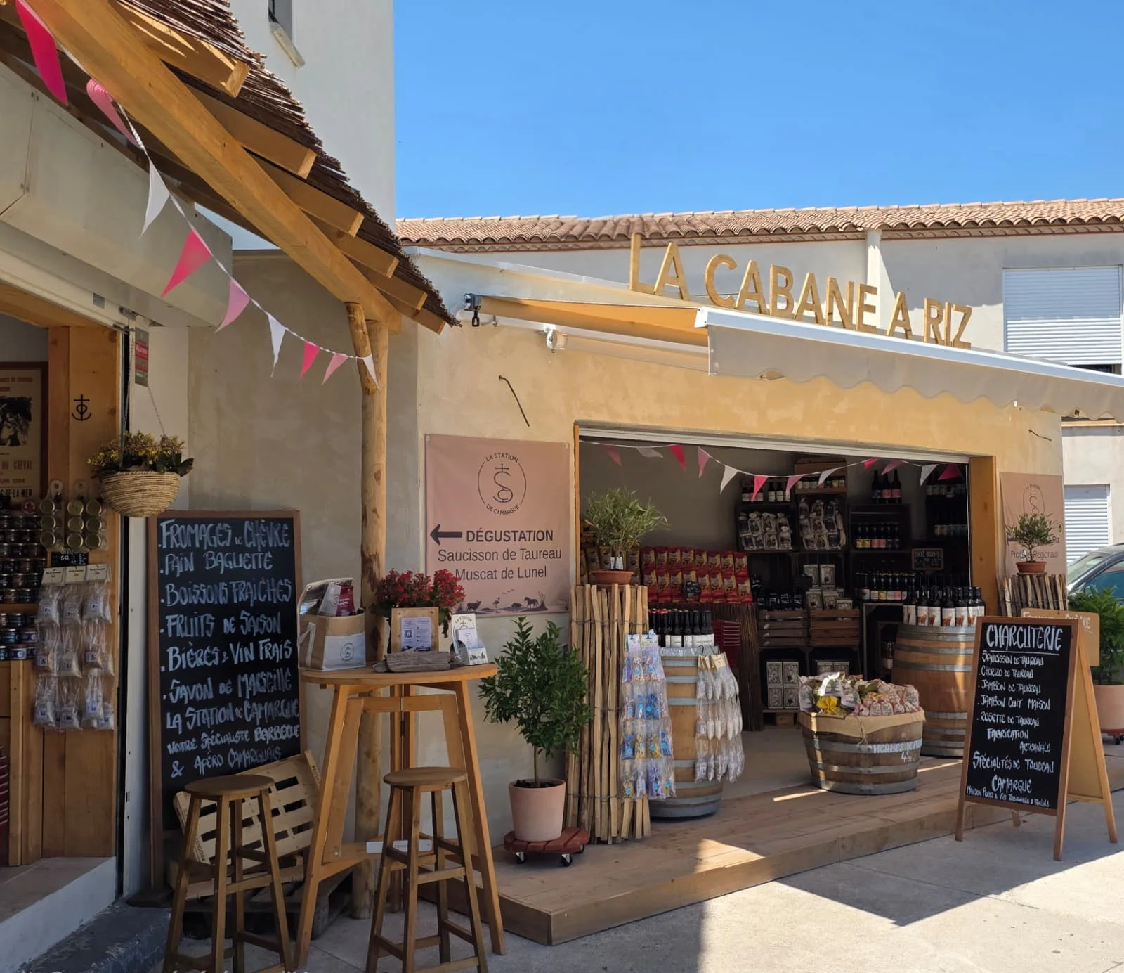 Devanture extérieure de La Station de Camargue avec ses paquets de riz colorés et ses tonneaux