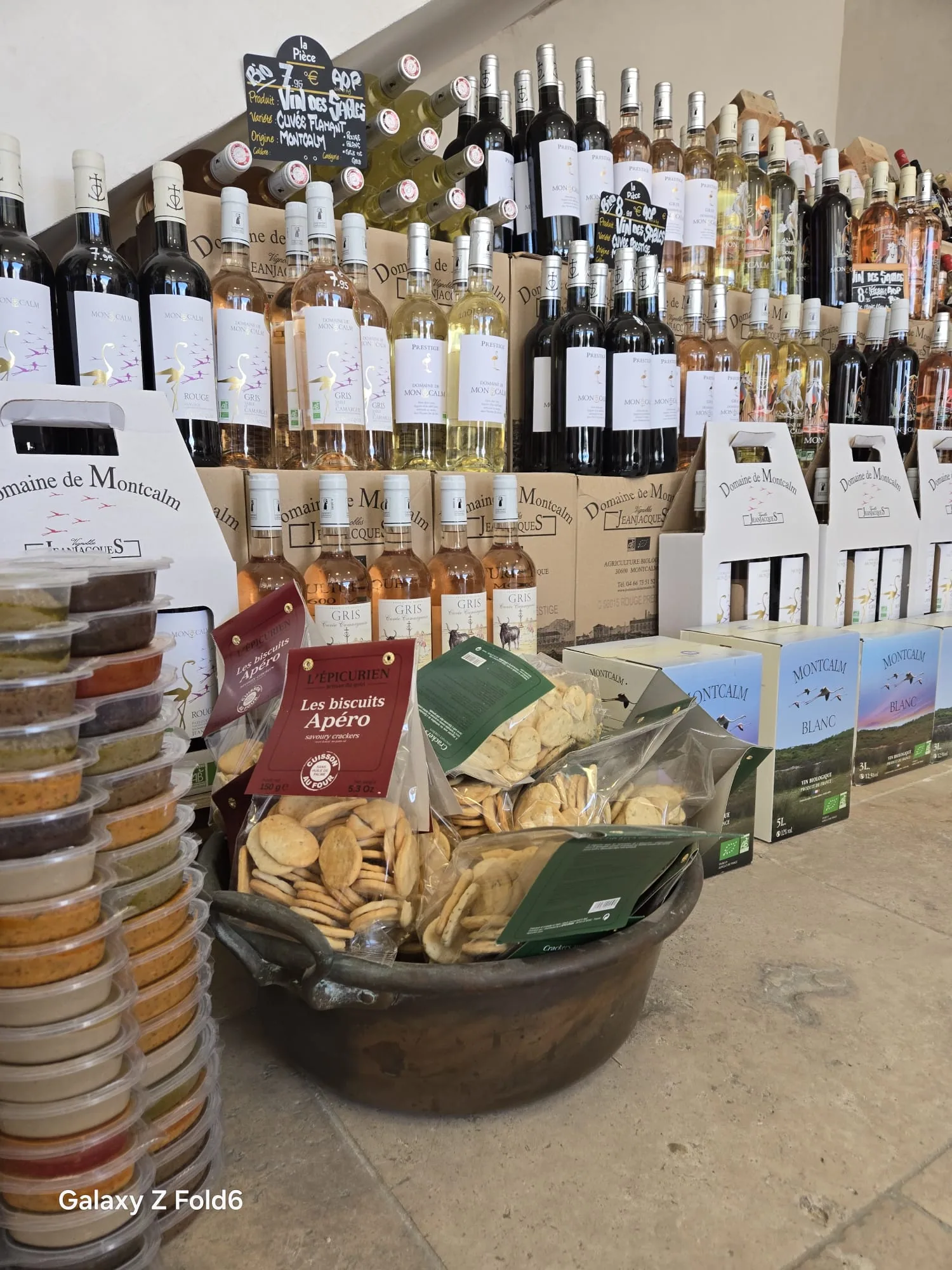 Présentoir apéro de La Station de Camargue sur le comptoir bois de la boutique